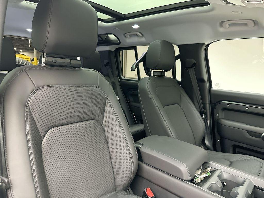 Land Rover Defender 2025