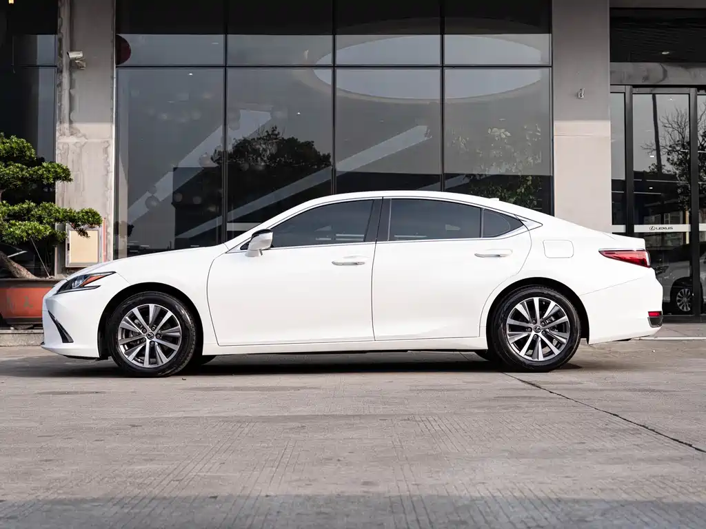 Lexus ES 2021