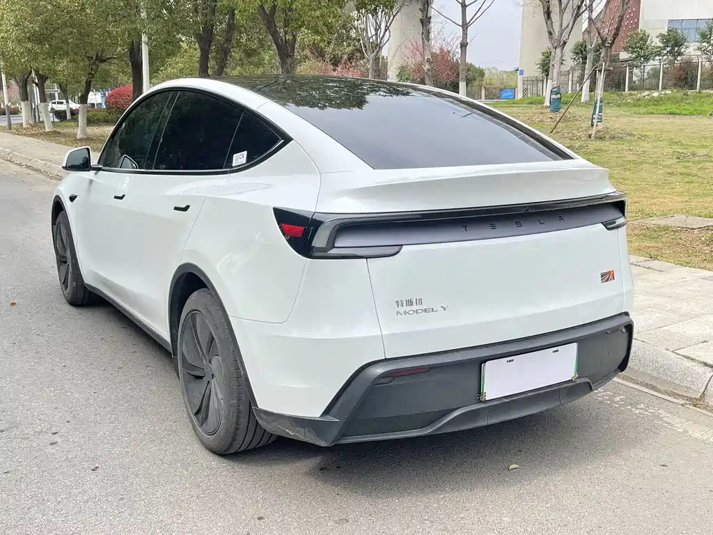 Tesla Model Y 2025