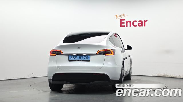 Tesla Model Y 2024