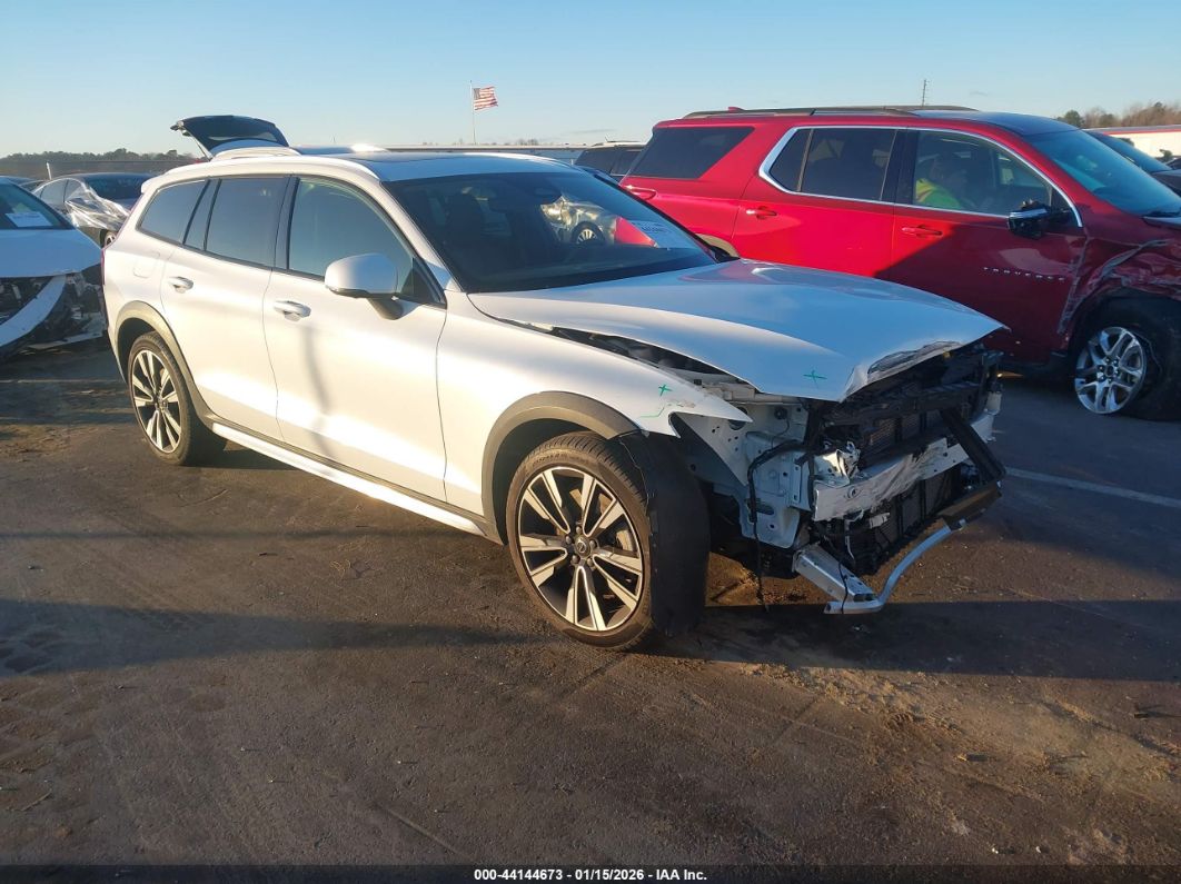 Volvo V60 Cross Country 2023