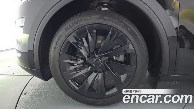 Tesla Model Y 2025