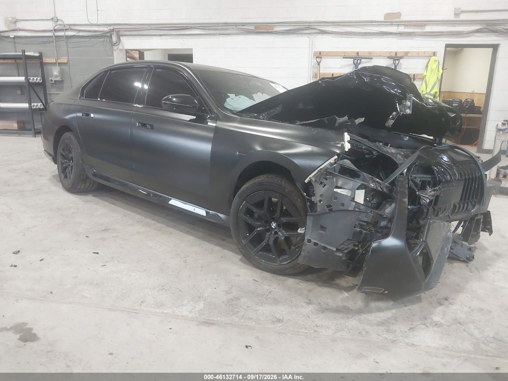 BMW 760 2023