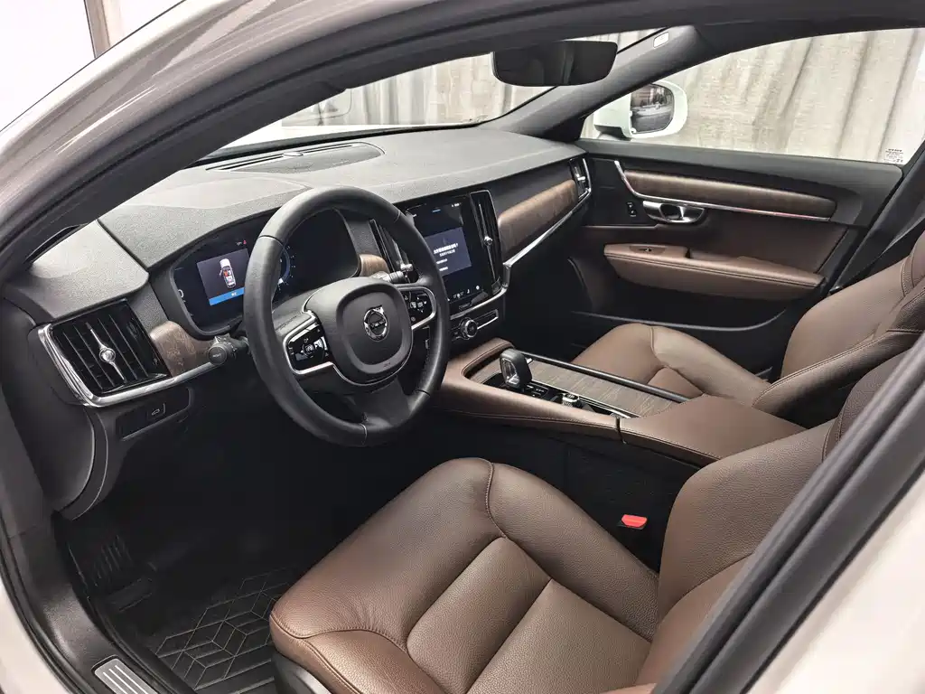 Volvo V90 2025