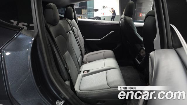Tesla Model Y 2025