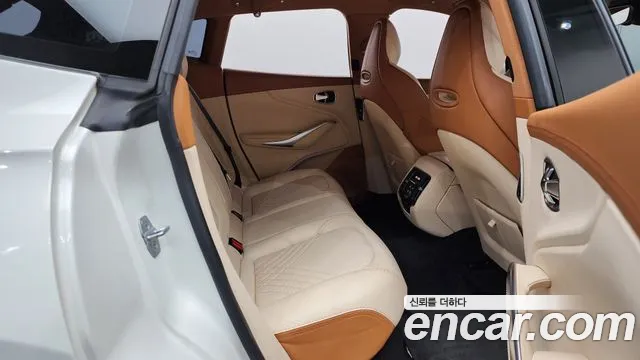 Aston Martin DBX 2021