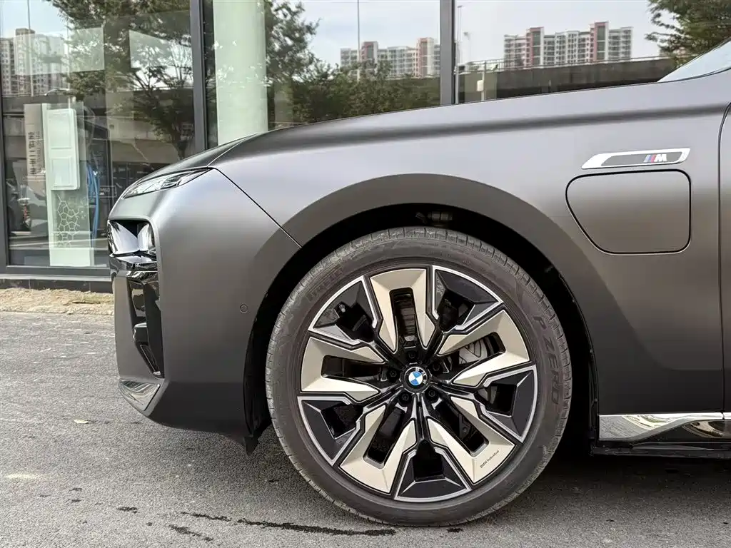 BMW i7 2025