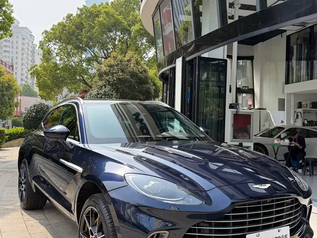 Aston Martin DBX 2021