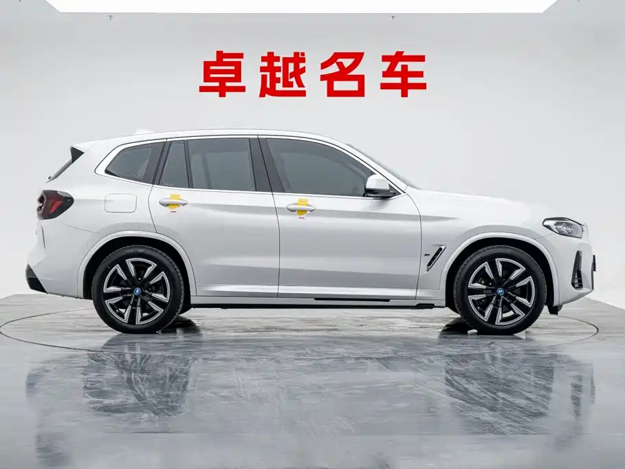 BMW iX3 2025