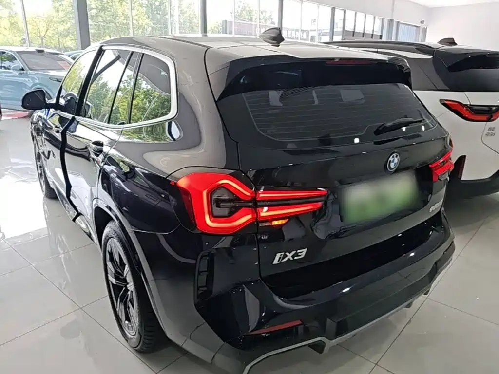 BMW iX3 2025