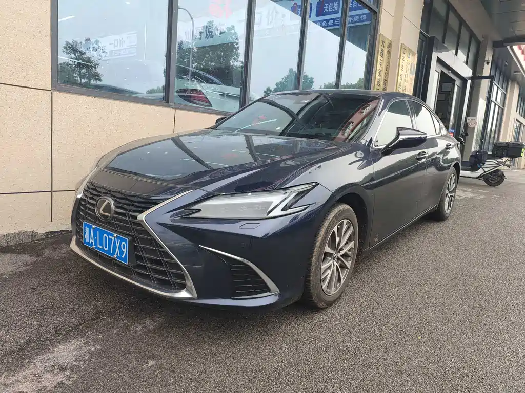 Lexus ES 2025