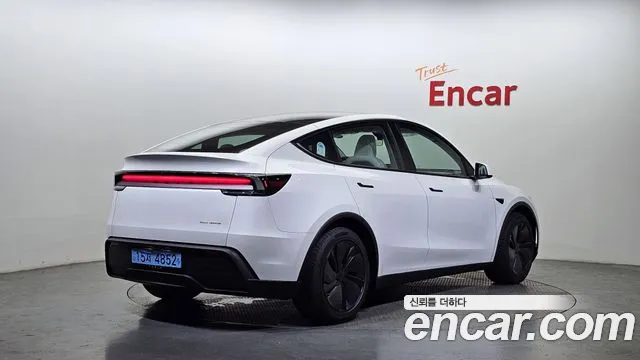 Tesla Model Y 2025