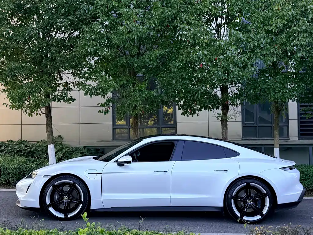 Porsche Taycan 2021