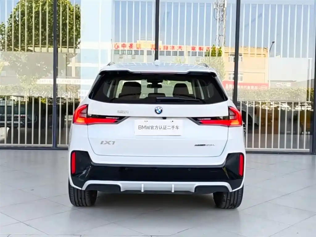 BMW iX1 2025