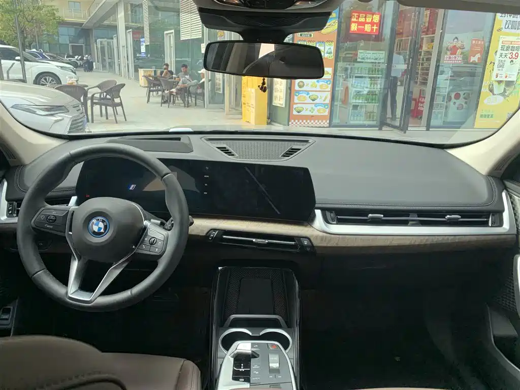BMW iX1 2024
