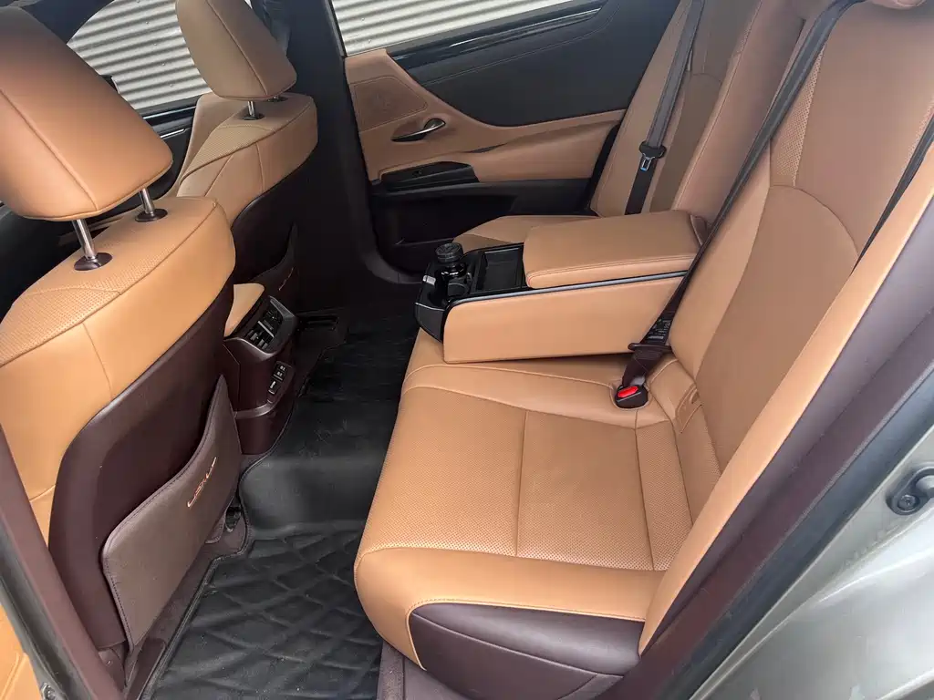 Lexus ES 2021