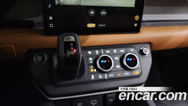 Land Rover Defender 2024