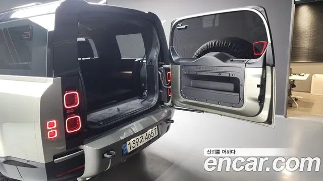 Land Rover Defender 2023