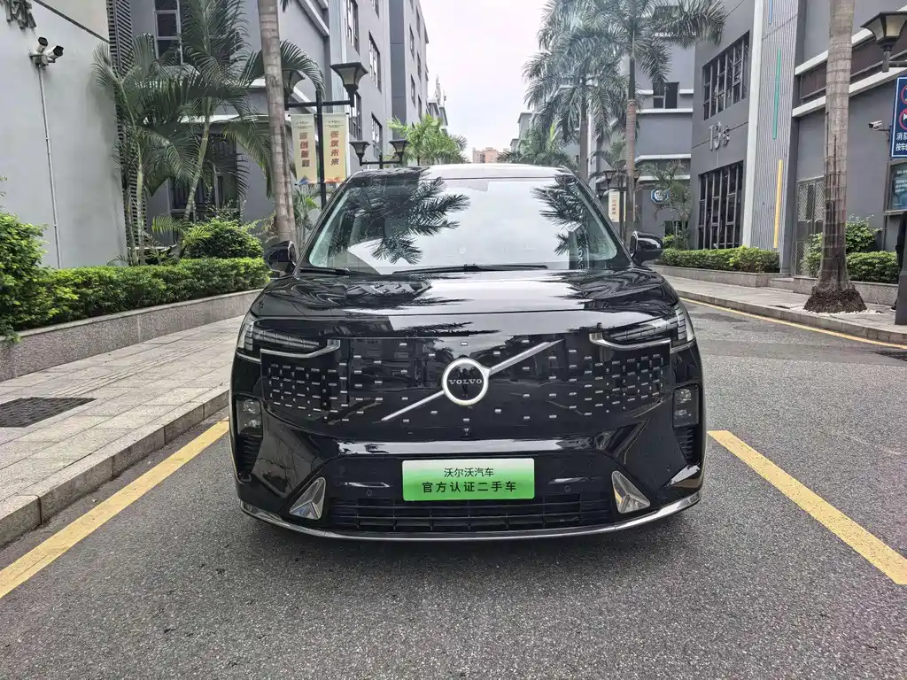 Volvo EM90 2024