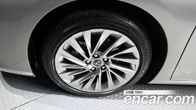 Lexus ES 2023