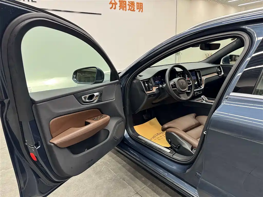 Volvo V60 2024