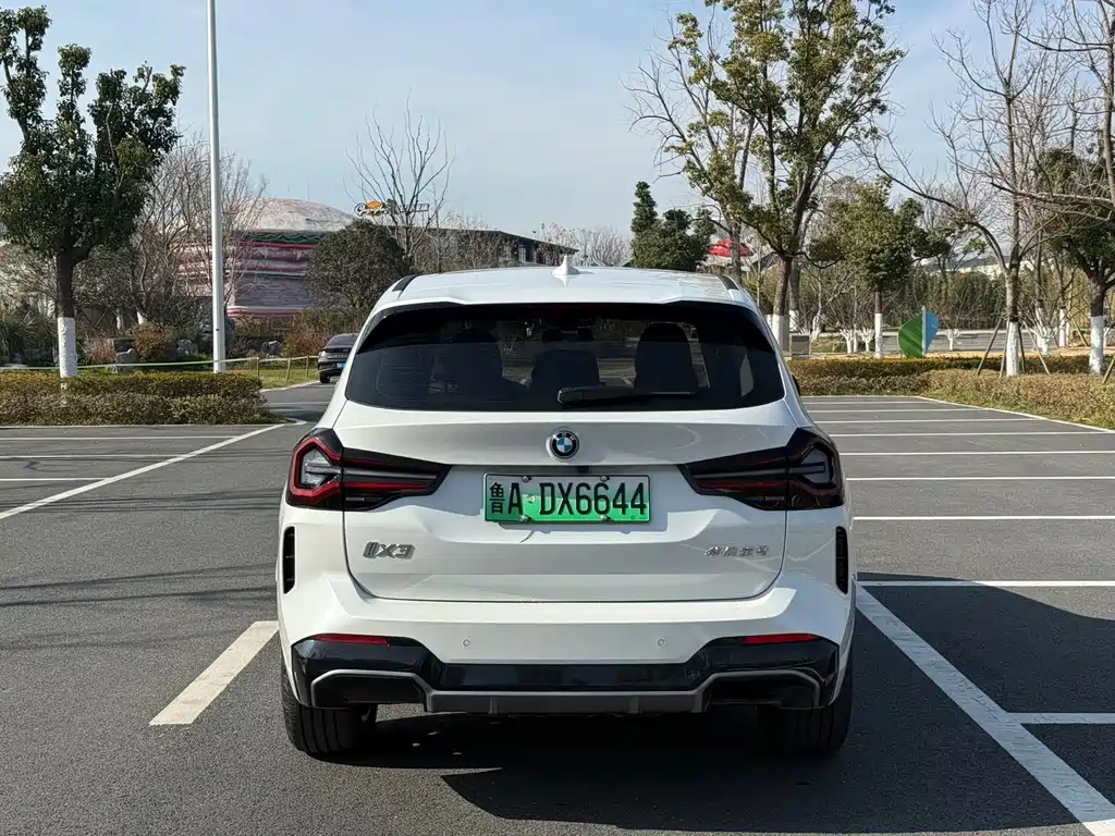 BMW iX3 2025