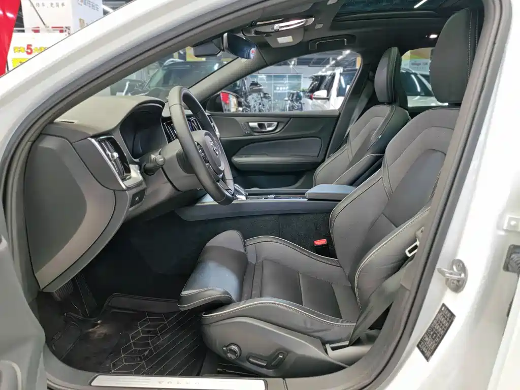 Volvo V60 2024