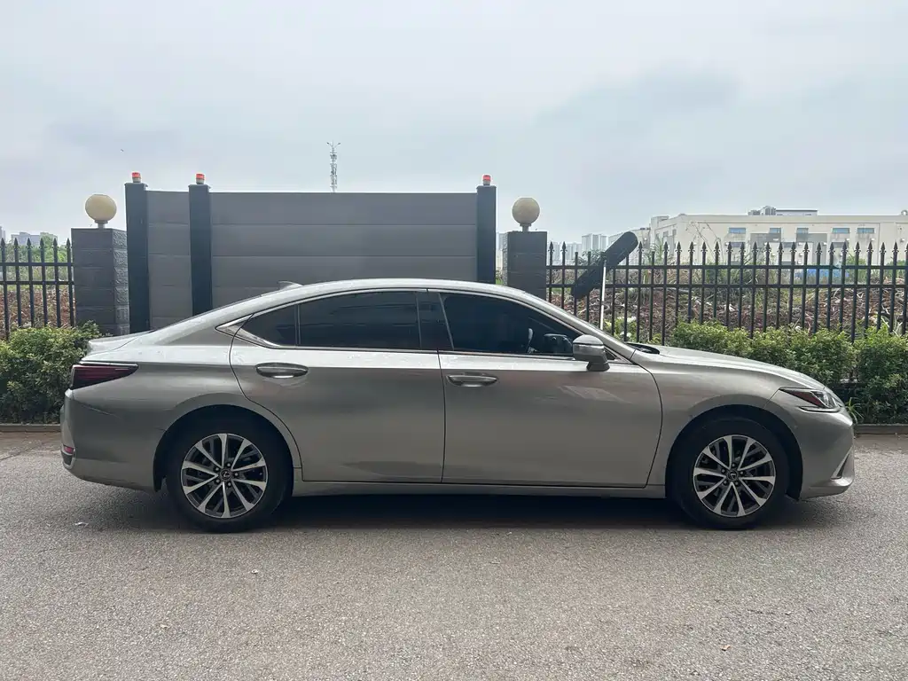 Lexus ES 2024