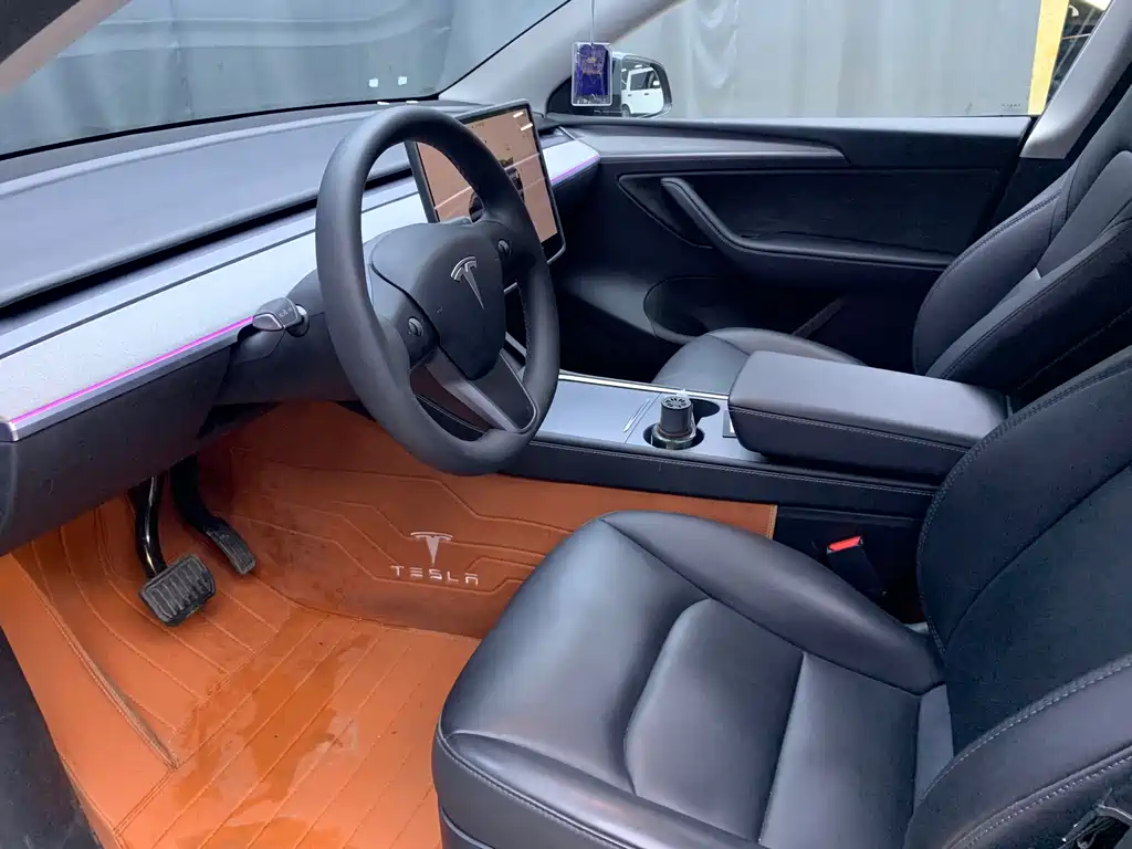 Tesla Model Y 2024