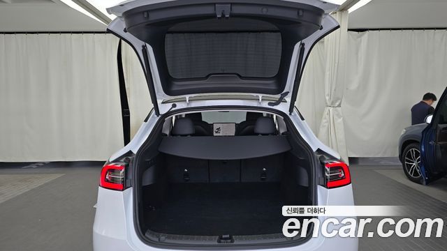 Tesla Model Y 2024