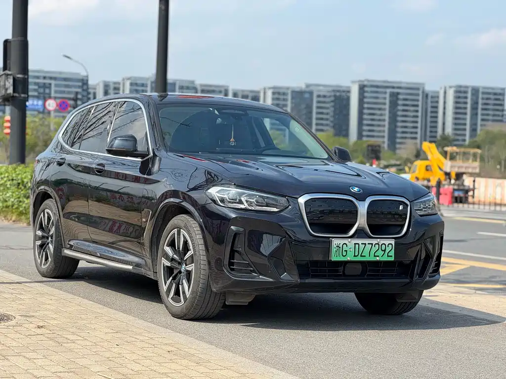 BMW iX3 2023