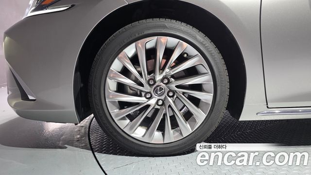 Lexus ES 2025
