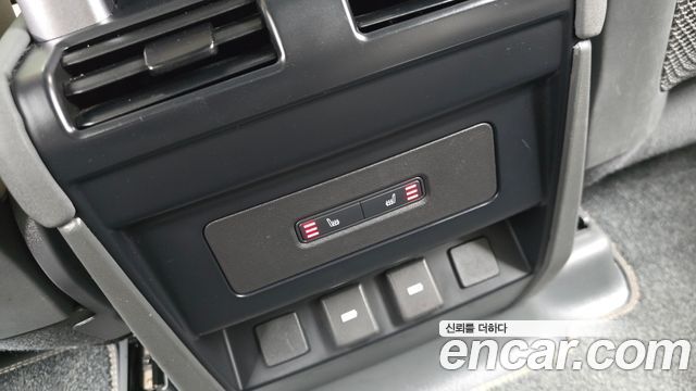 Land Rover Defender 2023