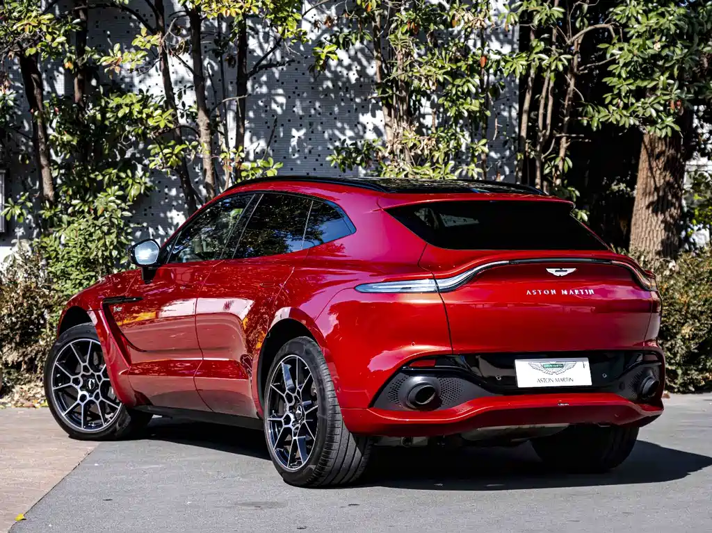Aston Martin DBX 2021