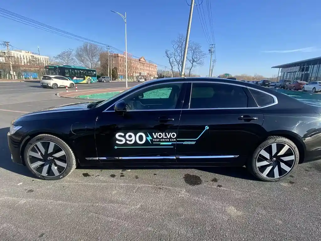 Volvo S90 2025