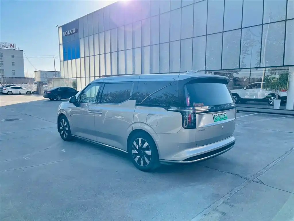 Volvo EM90 2025