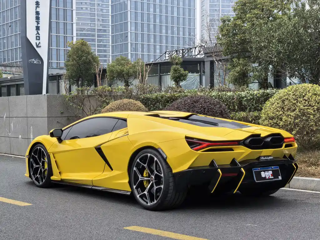 Lamborghini Revuelto 2025