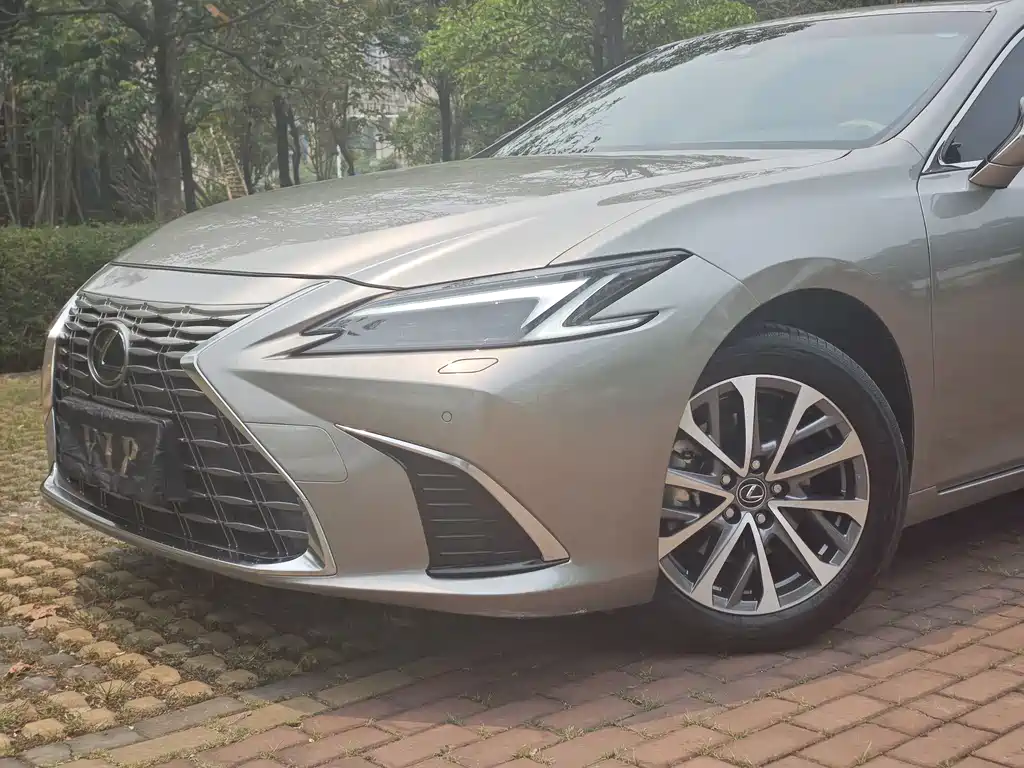Lexus ES 2025