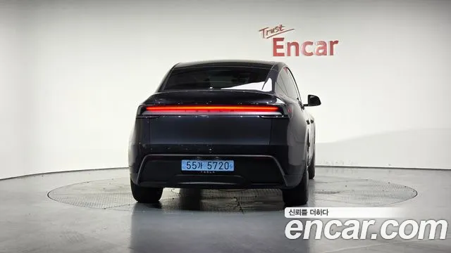 Tesla Model Y 2025