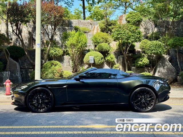 Aston Martin DB11 2023