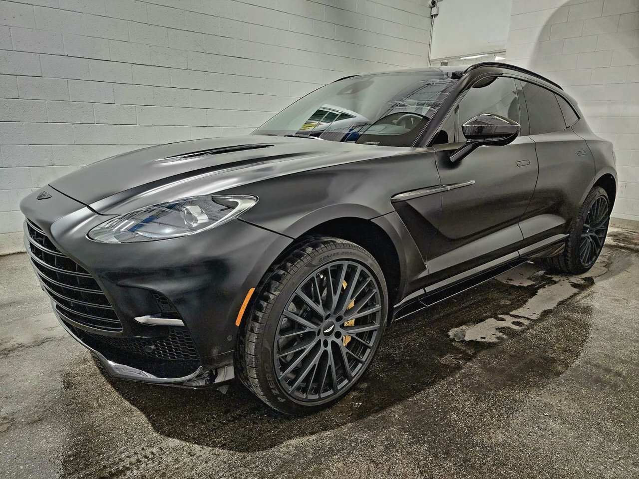 Aston Martin DBX 2023