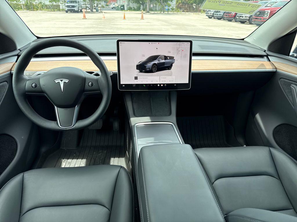 Tesla Model Y 2025