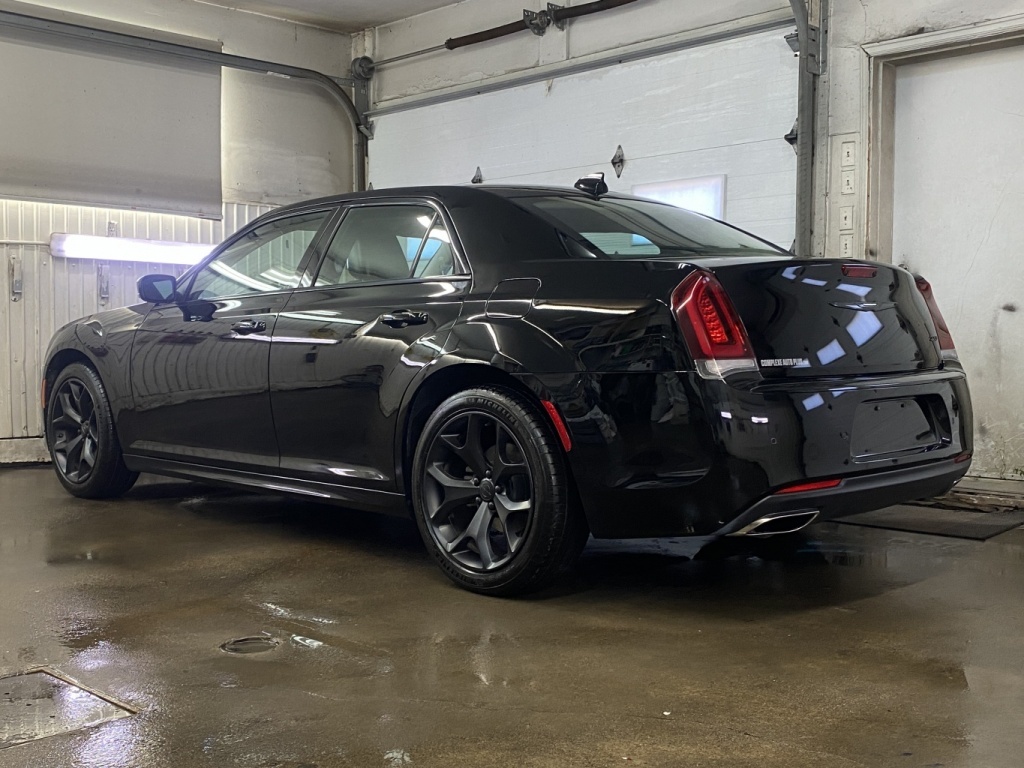 Chrysler 300 2022
