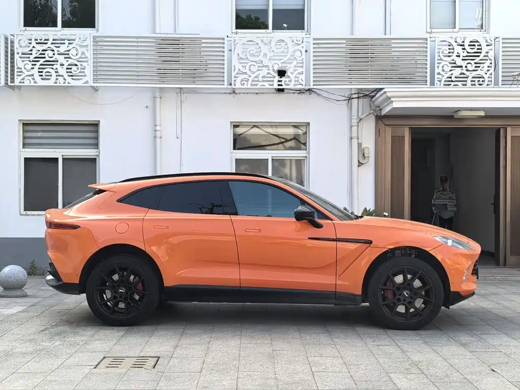 Aston Martin DBX 2021