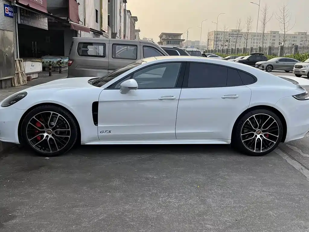 Porsche Panamera 2023