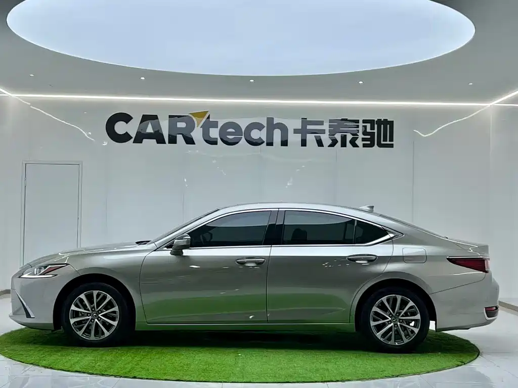Lexus ES 2024