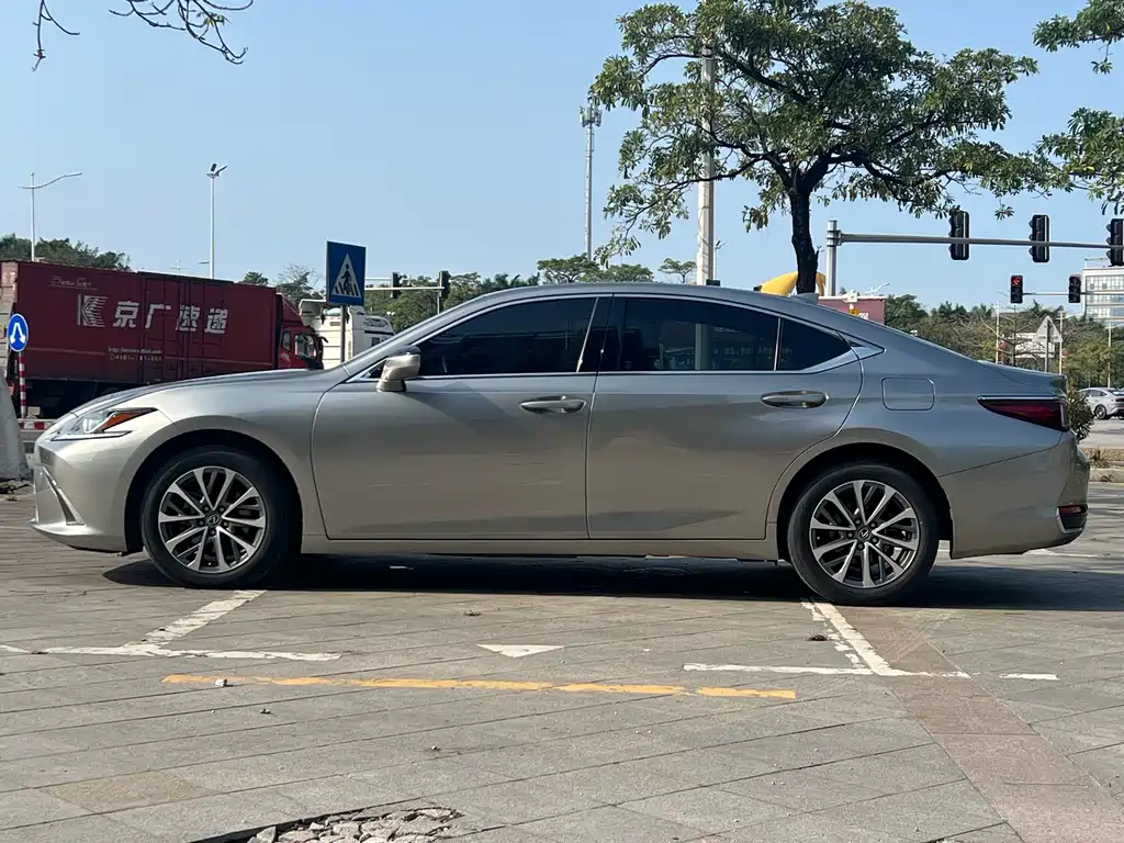 Lexus ES 2023