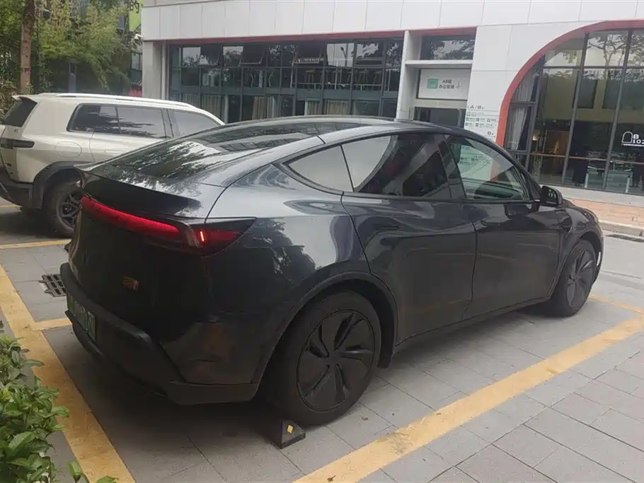 Tesla Model Y 2025