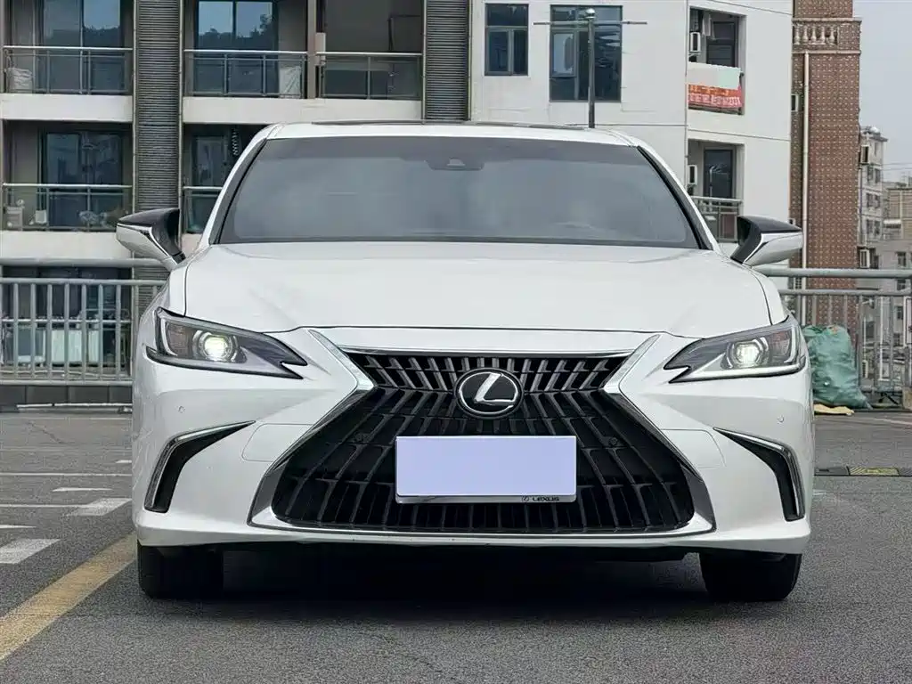 Lexus ES 2023