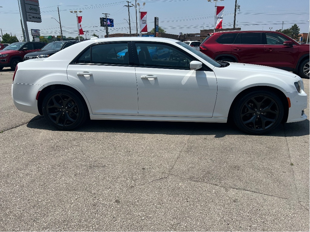 Chrysler 300 2022